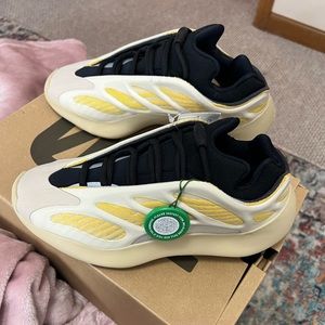 Yeezy Adidas 700 V3